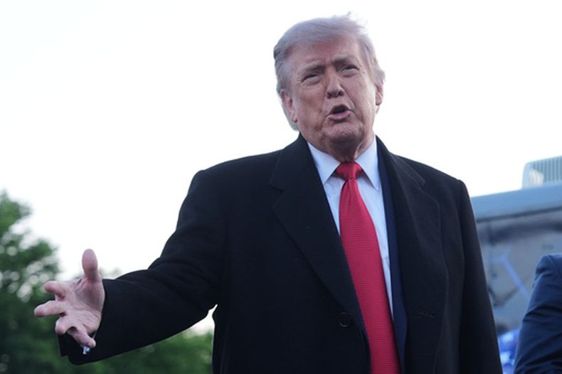 El presidente Donald Trump durante una visita al Monumento a Lincoln para supervisar las renovaciones, el jueves 7 de mayo de 2026, en Washington. (AP Foto/Mark Schiefelbein)