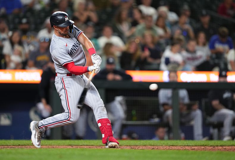 Kyle Farmer, de los Mellizos de Minnesota, batea un jonrón en el juego del martes 18 de julio de 2023, ante los Marineros de Seattle (AP Foto/Lindsey Wasson)