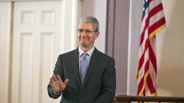 americateve | El director general de Apple, Tim Cook, saluda a los asistentes a un acto en la Academia de Honor de Alabama, de donde es natural, en su honor, en el Capitolio estatal, el 27 de octubre de 2014, en Montgomery, Alabama. (Foto AP/Brynn Anderson)