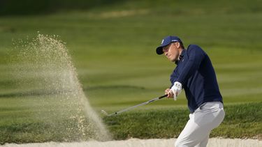 Spieth, de borde de precipicio a buen sitio en Pebble Beach