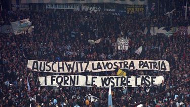 Seguidores de la Lazio despliegan desde las gradas banderas que indican Auschwitz es tu casa. Los hornos son tu casa durante un partido de Serie A entre Lazio y Roma, en el estadio Olímpico, el 29 de noviembre de 1998. (AP Foto/Plinio Lepri, archivo)