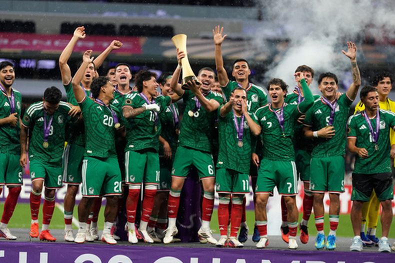 Jugadores de la Selección Mexicana Sub 20 celebran después de coronarse en el Premundial Sub 20 de CONCACAF al derrotar a Estados Unidos en la Final, el domingo 9 de agosto de 2026, en Ciudad de México. (AP Foto/Fernando Llano)