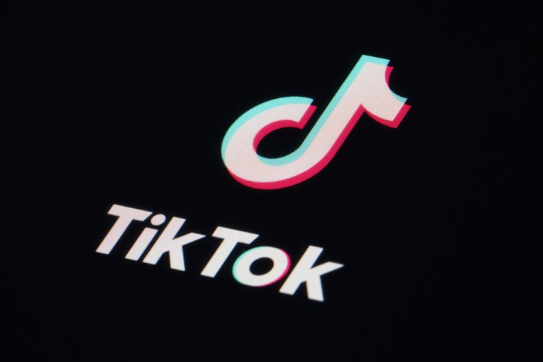 ARCHIVO - El ícono de la aplicación de TikTok en un teléfono, en Marple, Pensilvania, el martes 28 de febrero de 2023. (AP Foto/Matt Slocum, Archivo)