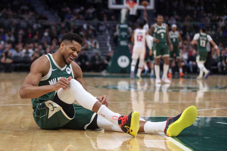 Giannis Antetokounmpo, de los Bucks de Milwaukee, reacciona después de sufrir una lesión durante la primera mitad del juego de baloncesto de la NBA ante los Pistons de Detroit, el miércoles 3 de diciembre de 2025, en Milwaukee. (AP Foto/Kylie Bridenhagen)