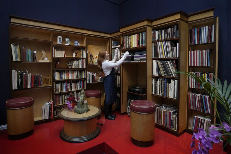 Se exhibe una recreación de la biblioteca de Freddie Mercury que contiene muchos artículos en las salas de subastas de Sothebys en Londres, el jueves 3 de agosto de 2023. Más de 1.400 artículos personales de Freddie Mercury, incluidos sus extravagantes vestuarios, borradores escritos a mano de Bohemian Rhapsody y el piano de media cola que usó para componer grandes éxitos de Queen, se exhibirán en la casa de subastas Sothebys Londres antes de su venta. (Foto AP/Kirsty Wigglesworth)