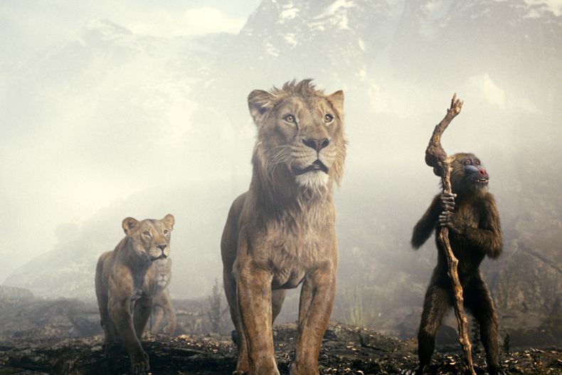 Esta imagen proporcionada por Disney muestra a los personajes Sarabi, con la voz de Tiffany Boone, izquierda, Mufasa, con la voz de Aaron Pierre, en el centro, y Rafiki, con la voz de Kagiso Lediga en una escena de Mufasa: The Lion King (Mufasa, El Rey León). (Disney vía AP)