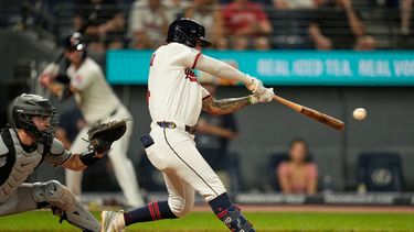 Brayan Rocchio, de los Guardianes de Cleveland, conecta un jonrón para ganar el partido en la novena entrada de un encuentro de béisbol contra los Medias Blancas de Chicago, en Cleveland, el jueves 2 de julio de 2026. (Foto AP/Sue Ogrocki)