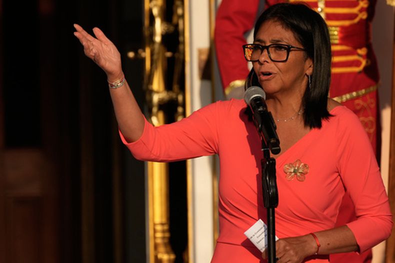 La presidenta encargada de Venezuela, Delcy Rodríguez, ofrece un discurso en el Palacio de Miraflores durante una reunión con el presidente de Colombia, Gustavo Petro, el 24 de abril de 2026, en Caracas, Venezuela. (AP foto/Ariana Cubillos)