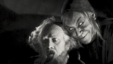 Esta imagen, publicada por Kino Lorber, muestra a Gösta Ekman, izquierda y a Emil Jennings en una escena de la película alemana Faust de 1926. (Kino Lorber vía AP)