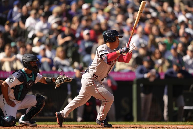 Masataka Yoshida, de los Medias Rojas de Boston, batea un sencillo en contra de los Marineros de Seattle durante la sexta entrada del juego de béisbol, el domingo 31 de marzo de 2024, en Seattle. (AP Foto/Lindsey Wasson)