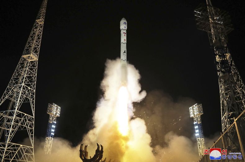 En esta imagen de archivo, distribuida por el gobierno de Corea del Norte, se muestra lo que según el país es el lanzamiento del Malligyong-1, un satélite espía militar, el 21 de noviembre de 2023. (Agencia Central de Noticias de Corea/Korea News Service vía AP, archivo)