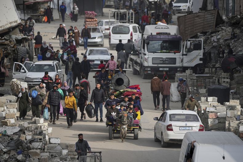 ARCHIVO - Palestinos desplazados huyen del este al oeste de la Ciudad de Gaza tras las evacuaciones ordenadas por el ejército de Israel, el 11 de abril de 2025. (AP Foto/Jehad Alshrafi, archivo)