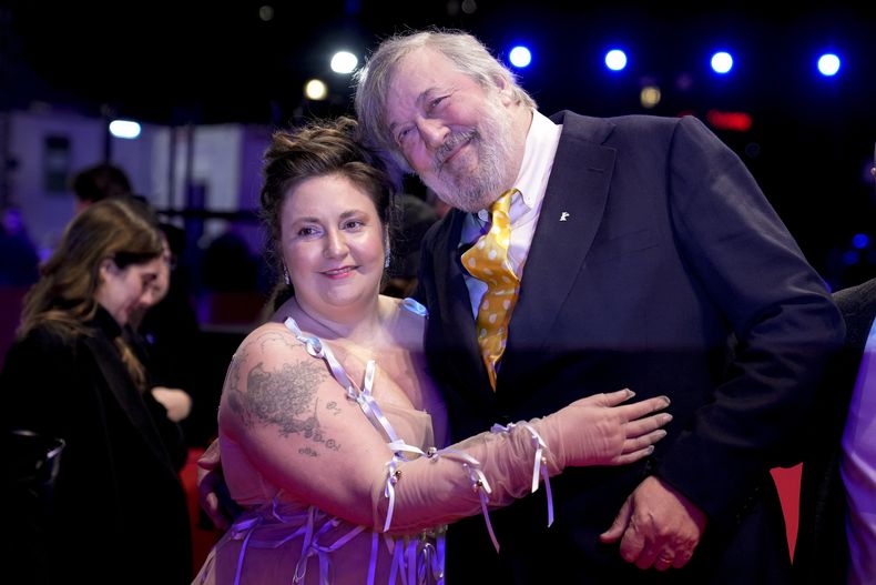 La guionista, directora y actriz estadounidense Lena Dunham, izquierda, y el actor británico y comediante Stephen Fry posan en el estreno de la película Treasure en el Festival Internacional de Cine de Berlín en Berlín, el sábado 17 de febrero de 2024. (Foto AP/Ebrahim Noroozi)