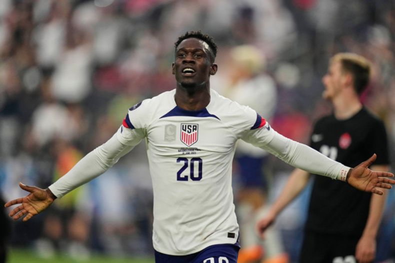 ARCHIVO - El atacante estadounidense Folarin Balogun celebra tras marcar un gol ante Canadá durante la final de la Liga de Naciones de la CONCACAF, el 18 de junio de 2023, en Las Vegas. (AP Foto/John Locher)