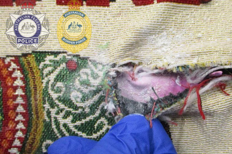 Esta fotografía del 25 de junio de 2026, difundida el lunes 29 de junio de 2026 por la Policía Federal Australiana, muestra una bolsa de tela que contiene parte de un cargamento de heroína incautado en el aeropuerto de Melbourne, Australia. (Policía Federal Australiana vía AP)