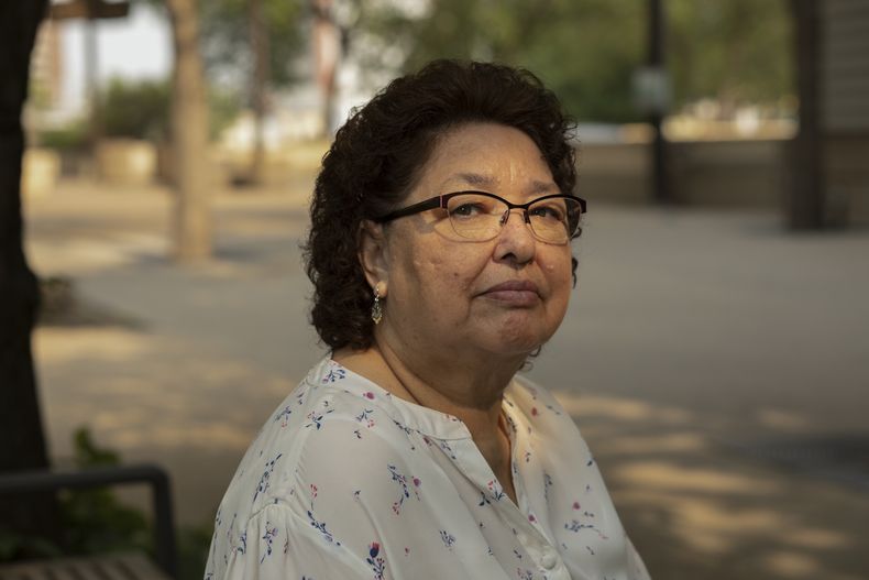 May Sarah Cardinal posa para un retrato fuera de la sede de los Tribunales de Justicia en Edmonton, Canadá, el jueves 25 de mayo de 2023. Cardinal dice que la presionaron para que le ligaran las trompas de Falopio cuando tenía 20 años. (AP Foto/Amber Bracken)