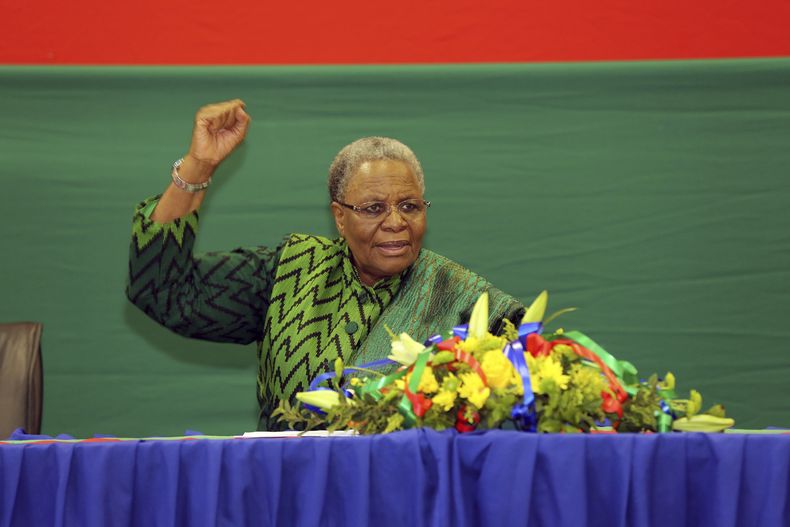 ARCHIVO - La presidenta electa de Namibia, Netumbo Nandi-Ndaitwah, del partido gobernante SWAPO, en una rueda de prensa en Windhoek, Namibia, el jueves 5 de diciembre de 2024, después de que se hicieran oficiales los resultados de las elecciones. (AP foto/Dirk Heinrich, archivo)