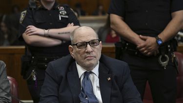 Harvey Weinstein comparece ante la Corte Suprema de Manhattan en el segundo día de selección del jurado en el juicio por violación en su contra, en Nueva York, el miércoles 16 de abril de 2025. (Curtis Means/Pool Photo via AP)