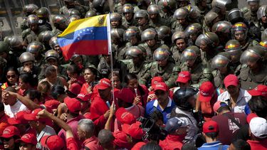 Asamblea continúa el debate de un juicio político a Maduro