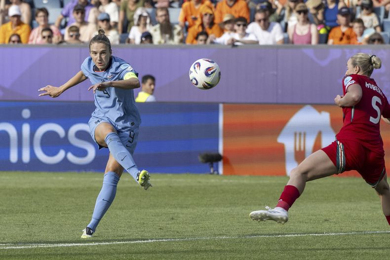 Vivianne Miedema, de Holanda, anota el gol inicial, el número 100 para su selección, durante el partido de fútbol del Grupo D de la Eurocopa 2025 entre Gales y Holanda en Lucerna, Suiza, el sábado 5 de julio de 2025. (Urs Flueeler/Keystone vía AP)