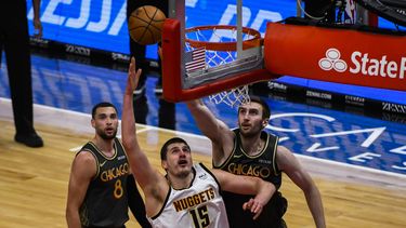 Jokic domina con 39 puntos y Nuggets vence a Bulls