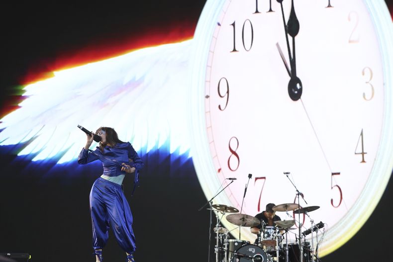 Mica Tenenbaum del dúo estadounidense Magdalena Bay durante su presentación en el festival AXE Ceremonia en el Parque Bicentenario en la Ciudad de México el sábado 5 de abril de 2025. (Foto AP/Ginnette Riquelme)