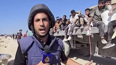 Esta imagen sin fecha de un vídeo proporcionado por Al-Jazeera muestra al corresponsal en lengua árabe de la cadena en Gaza, Anas al-Sharif, informando en Gaza. (Al Jazeera via AP)