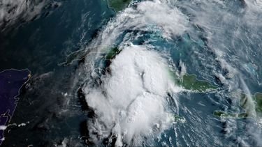 tormenta tropical elsa a punto de tocar tierra en el  centro de cuba con vientos de 65 mph