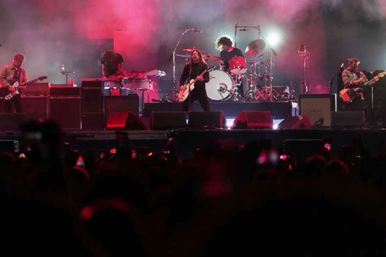ARCHIVO - Dave Grohl, integrante de la banda Foo Fighters, se presenta durante el festival de música Corona Capital en la Ciudad de México, el 14 de noviembre de 2025. (Foto AP/Eduardo Verdugo, archivo)