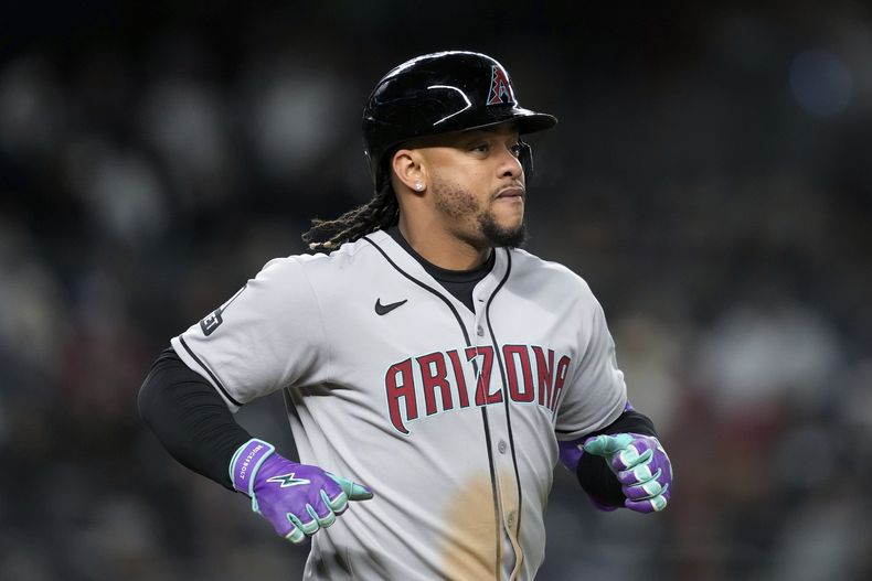 El dominicano Ketel Marte, de los Diamondbacks de Arizona, corre a la inicial tras batear una línea ante los Yankees de Nueva York, el miércoles 2 de abril de 2025 (AP Foto/Julia Demaree Nikhinson)
