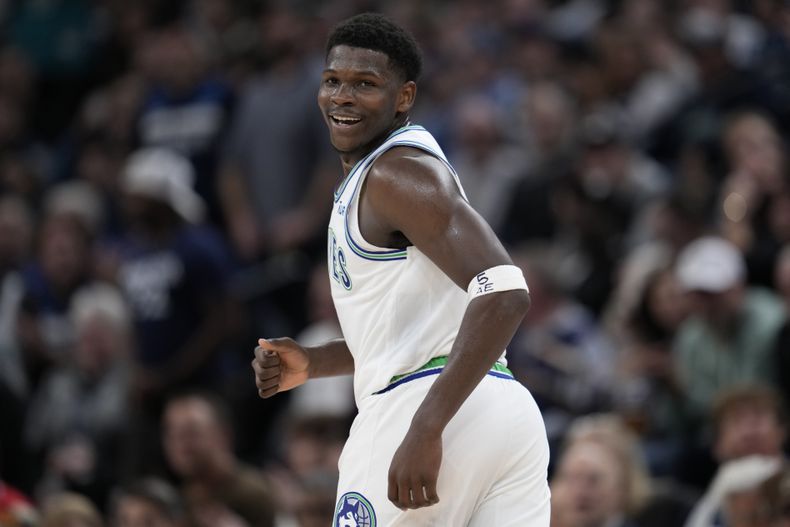 Anthony Edwards, base de los Timberwolves de Minnesota, festeja luego de encestar en el encuentro del miércoles 8 de noviembre de 2023, ante los Pelicans de Nueva Orleáns (AP Foto/Abbie Parr)
