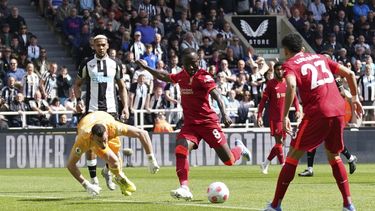 Liverpool vence al Newcastle, mantiene presión sobre el City