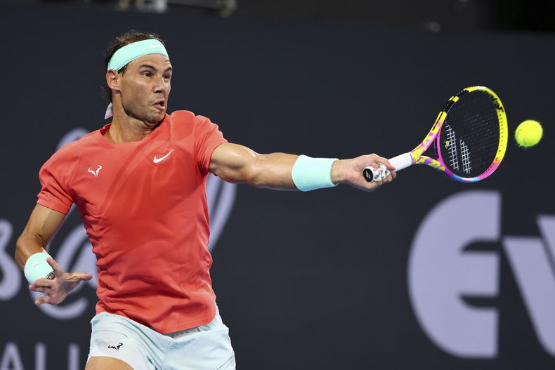 El tenista español Rafa Nadal devuelve una pelota al australiano Jason Kubler durante su partido en el torneo Brisbane, en Brisbane, Australia, el 4 de enero de 2024. (AP Foto/Tertius Pickard)