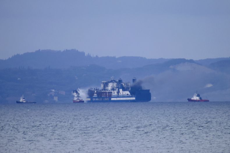 EUR-GEN GRECIA-BARCO INCENDIADO