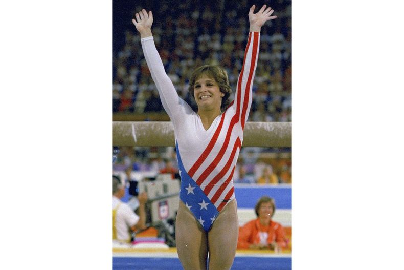 ARCHIVO - Mary Lou Retton agradece los aplausos tras su rutina del 3 de agosto de 1984 en los Juegos Olímpicos de Los Ángeles (AP Foto/Suzanne Vlamis, archivo)