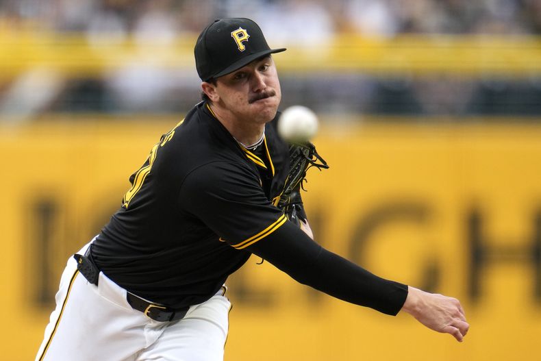 El lanzador abridor de los Piratas de Pittsburgh, Paul Skenes, lanza a un bateador de los Dodgers de Los Ángeles durante la primera entrada de un juego de béisbol en Pittsburgh, el miércoles 5 de junio de 2024. (AP Foto/Gene J. Puskar)
