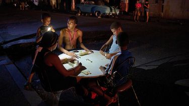 ARCHIVO - La gente juega al dominó en la calle durante un apagón en La Habana, el 10 de septiembre de 2025 (AP Foto/Ramón Espinosa, Archivo).