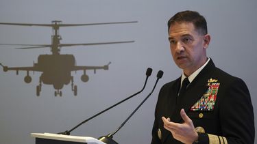 El vicealmirante de la Armada estadounidense Brad Cooper, comandante de la Quinta Flota basada en Bahréin, en Abu Dabi, Emiratos Árabes Unidos, el 21 de febrero de 2023.. (Foto AP /Jon Gambrell)