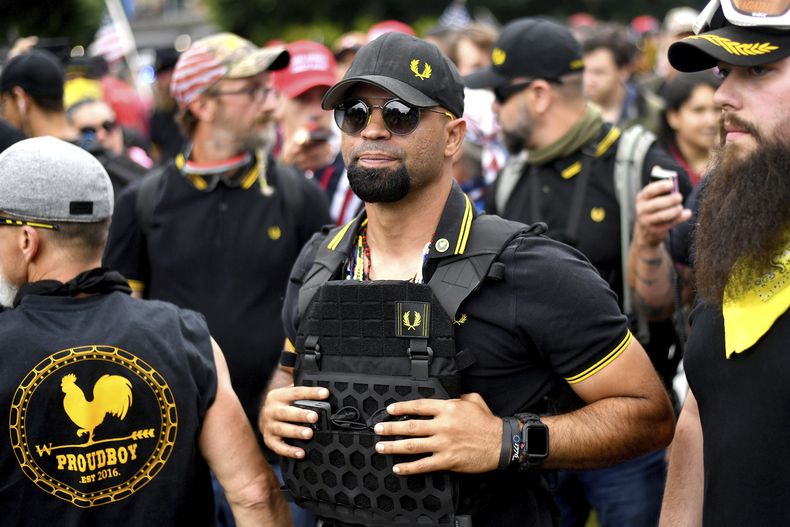 ARCHIVO - El presidente de los Proud Boys, Enrique Tarrio, participa en un mitin en Portland, Oregon, el 17 de agosto de 2019. (AP Foto/Noah Berger, Archivo)
