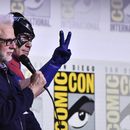 James Gunn, a la izquierda, y John Cena asisten a un panel de Peacemaker durante la Comic-Con International el sábado 26 de julio de 2025 en San Diego. (Foto Richard Shotwell/Invision/AP)