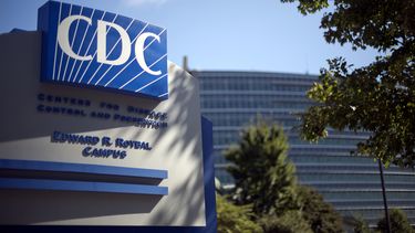 ARCHIVO – Un letrero señala la entrada a los Centros para el Control y la Prevención de Enfermedades (CDC, por sus siglas en inglés) en Atlanta, el 8 de octubre de 2013. (AP Foto/David Goldman, Archivo)