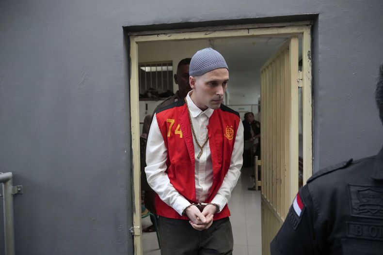 El estadounidense Taylor Kirby Whitemore en el tribunal en Yakarta, Indonesia, el 30 de julio del 2025. (AP foto/Achmad Ibrahim)