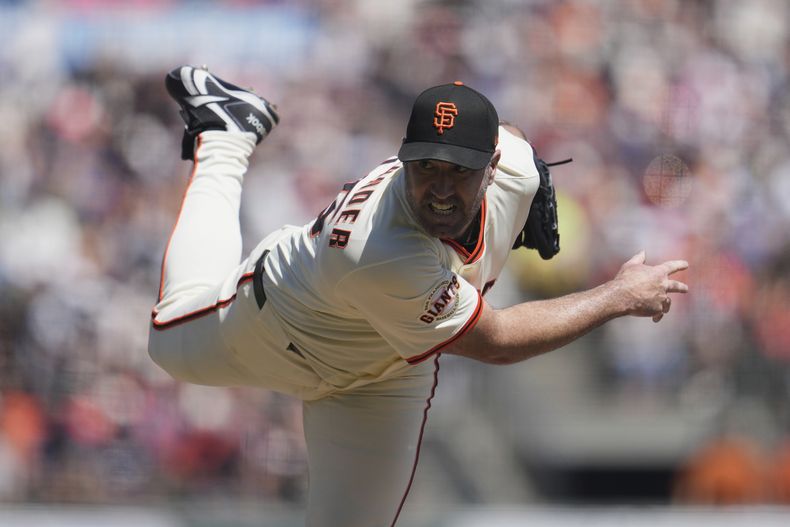 El lanzador de los Gigantes de San Francisco, Justin Verlander, lanza contra los Orioles de Baltimore durante la segunda entrada de un juego de béisbol en San Francisco, el domingo 31 de agosto de 2025. (AP Photo/Jeff Chiu)