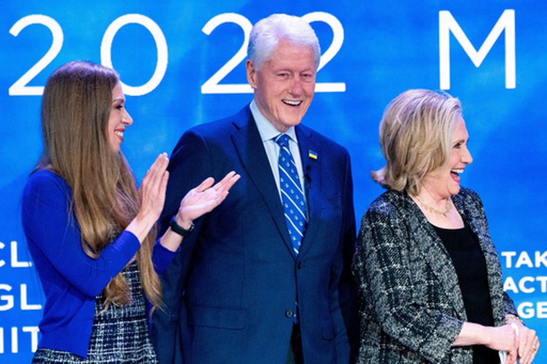 Chelsea, Bill y Hillary Clinton en la Clinton Global Initiative en Nueva York, el 20 de septiembre del 2022. (AP foto/Julia Nikhinson)