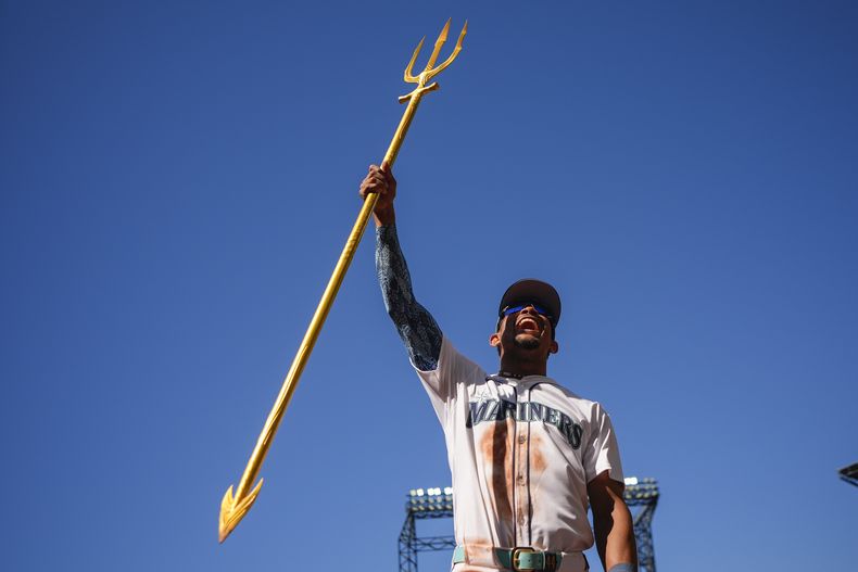 El dominicano Julio Rodríguez, de los Marineros de Seattle, levanta un tridente para festejar la victoria sobre los Orioles de Baltimore, el jueves 4 de julio de 2024 (AP foto/Lindsey Wasson)