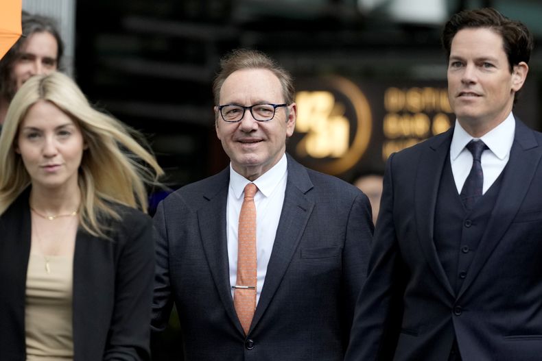 El actor Kevin Spacey llega a las afueras del Tribunal de la Corona en Southwark, Londres, el lunes 24 de julio de 2023. Se espera que el jurado comience a deliberar en el caso del actor Kevin Spacey, de 63 años, quien se declaró inocente de nueve cargos, incluidos múltiples cargos de agresión sexual e indecente. (Foto AP/Kirsty Wigglesworth)