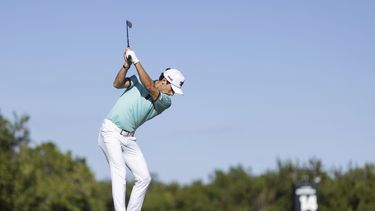 El chileno Joaquín Niemann juega su segundo hoyo del torneo de la LIV Golf en Playa del Carmen, México, el viernes 2 de febrero de 2024 (Chris Trotman/LIV Golf via AP)