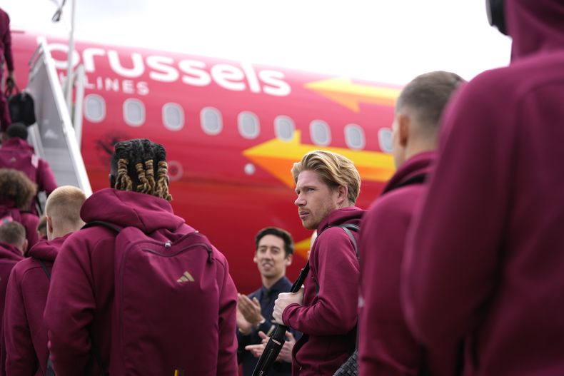Kevin De Bruyne (Centro) del equipo de Bélgica se prepara para abordar el avión previo al viaje del equipo hacia la Euro 2024 en Alemania, en el Aeropuerto de Zaventem, en Bruselas, el miércoles 12 de junio de 2024. (AP Foto/Virginia Mayo)