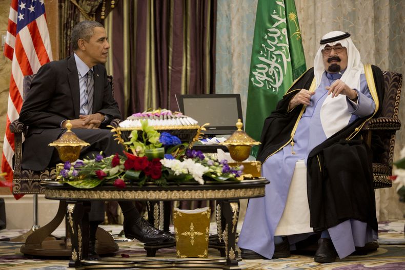 En esta foto del 28 de marzo del 2014, el presidente estadounidense Barack Obama conversa con el rey saud&iacute; Abdul&aacute; sobre la constituci&oacute;n de una coalici&oacute;n para luchar contra el grupo extremista Estado Isl&aacute;mico, en Rawdat K
