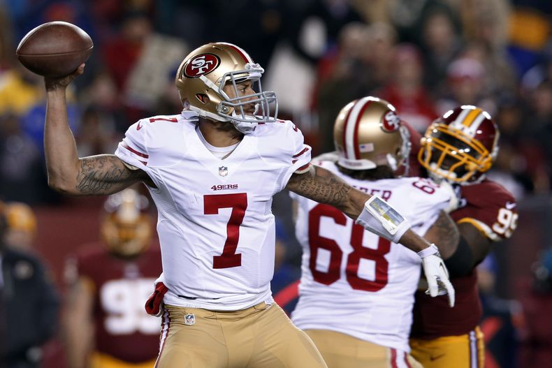 Colin Kaepernick, quarterback de los 49ers de San Francisco, lanza un pase durante el partido contra los Redskins de Washington, el lunes 25 de noviembre de 2013 (AP Foto/Alex Brandon)
